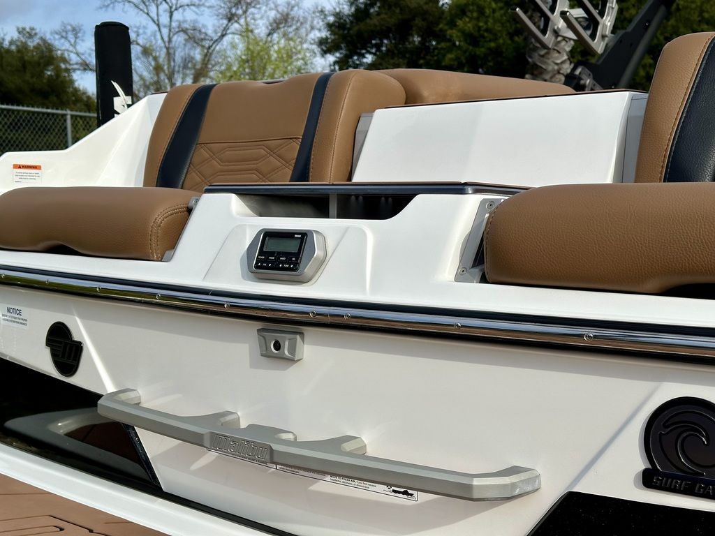 2022 Malibu Boats 25 LSV