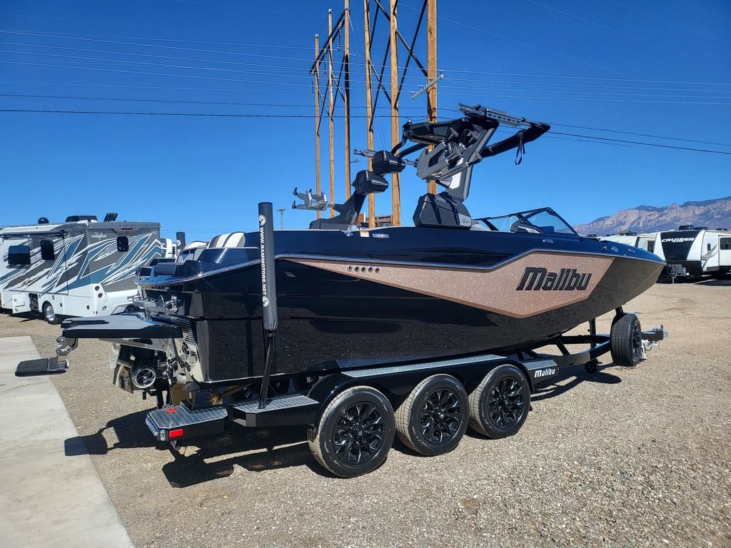 2025 Malibu Boats M230 Icon