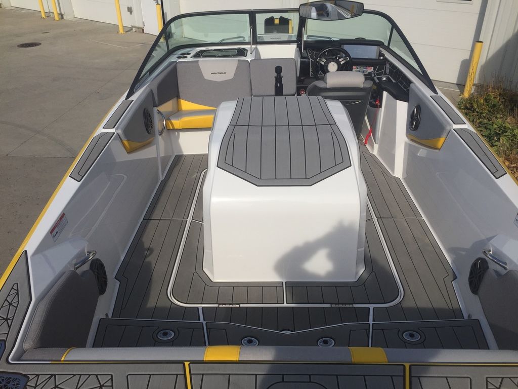 2022 Nautique 200