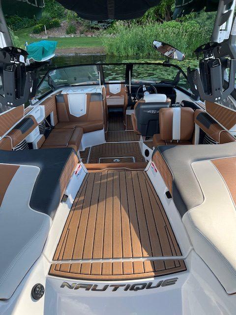 *Just over 200 HOURS w 1.5 Year Transferable Warranty * 2019 Nautique Super Air G21