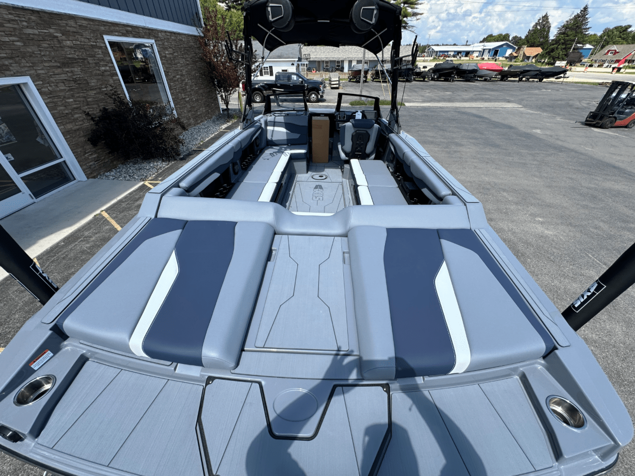 2025 Axis T250