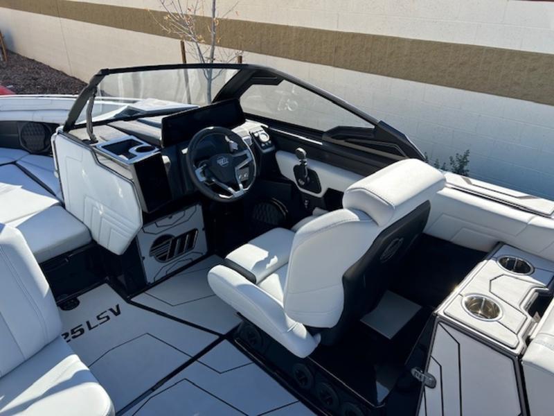 2025 Malibu 25 LSV