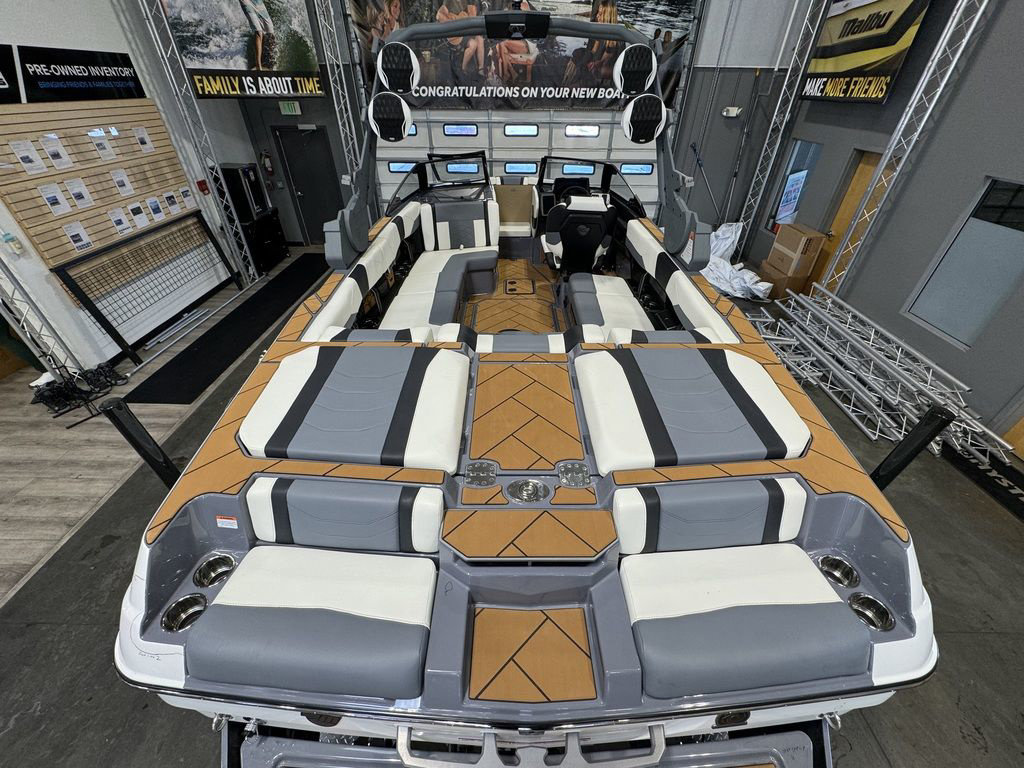 2024 Malibu 23 LSV