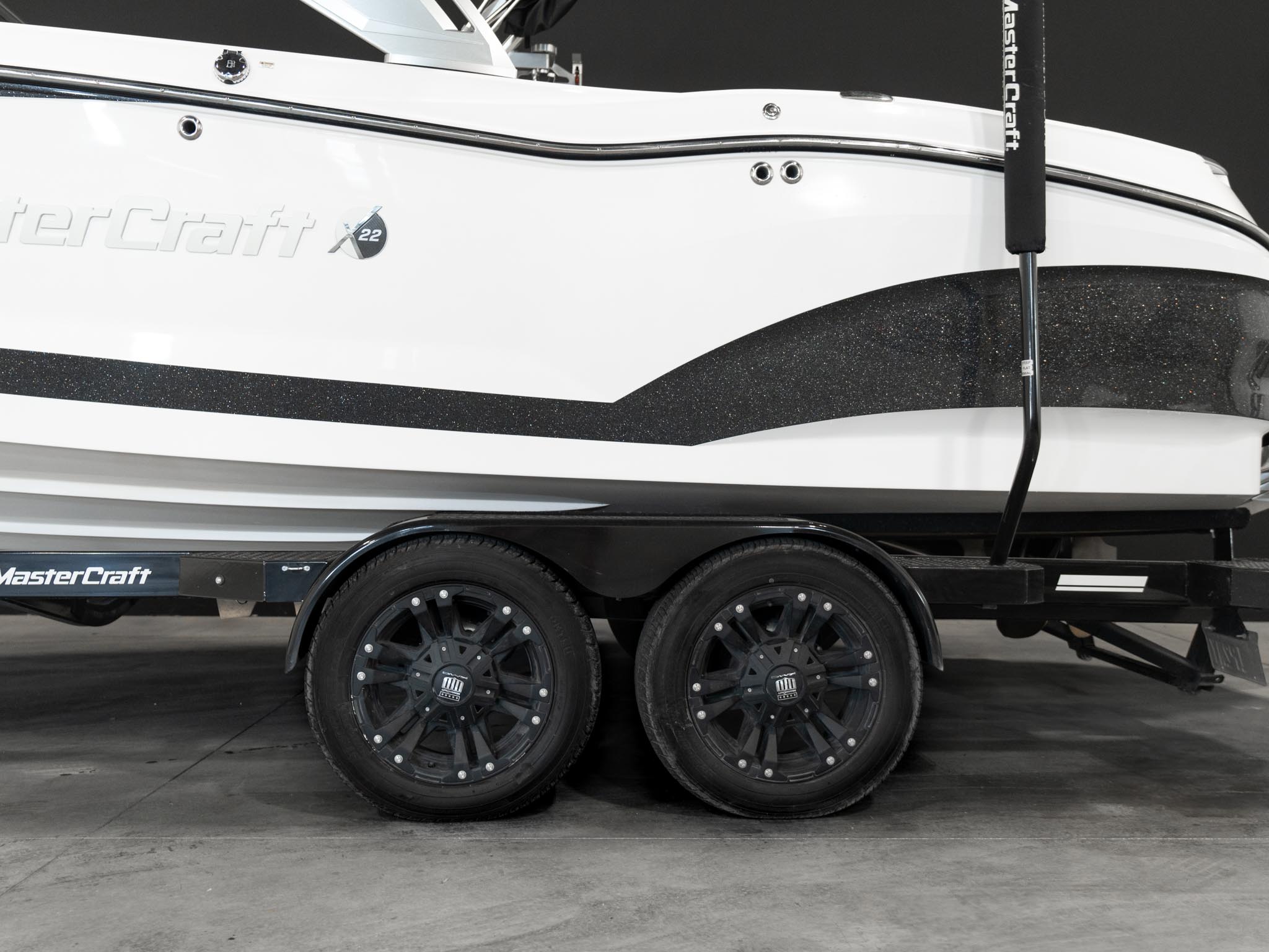 2021 Mastercraft X22 &#8211; White / Black Flake