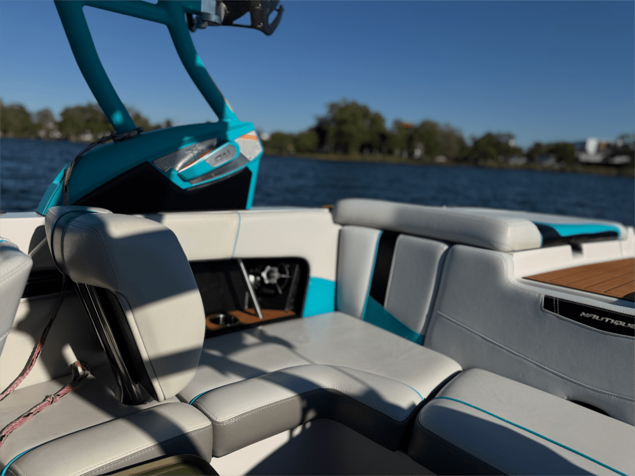 2015 Nautique 210