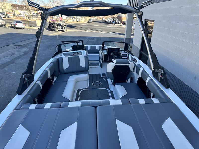 2024 Malibu 21 LX-R