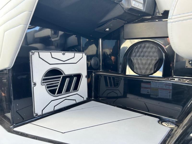 2025 Malibu 25 LSV