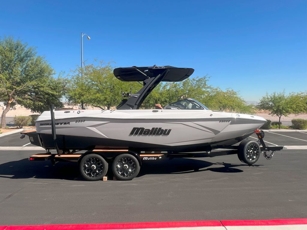 2025 Malibu 23 LSV