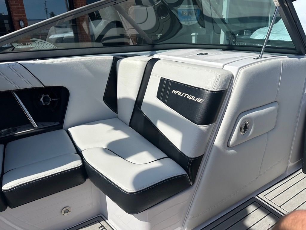2015 Nautique 210