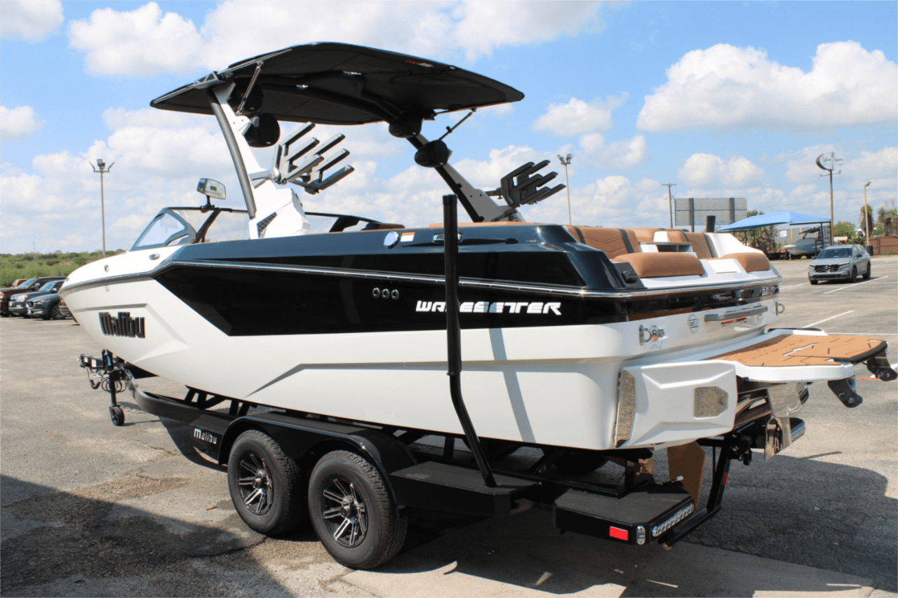 2025 Malibu 23 MXZ