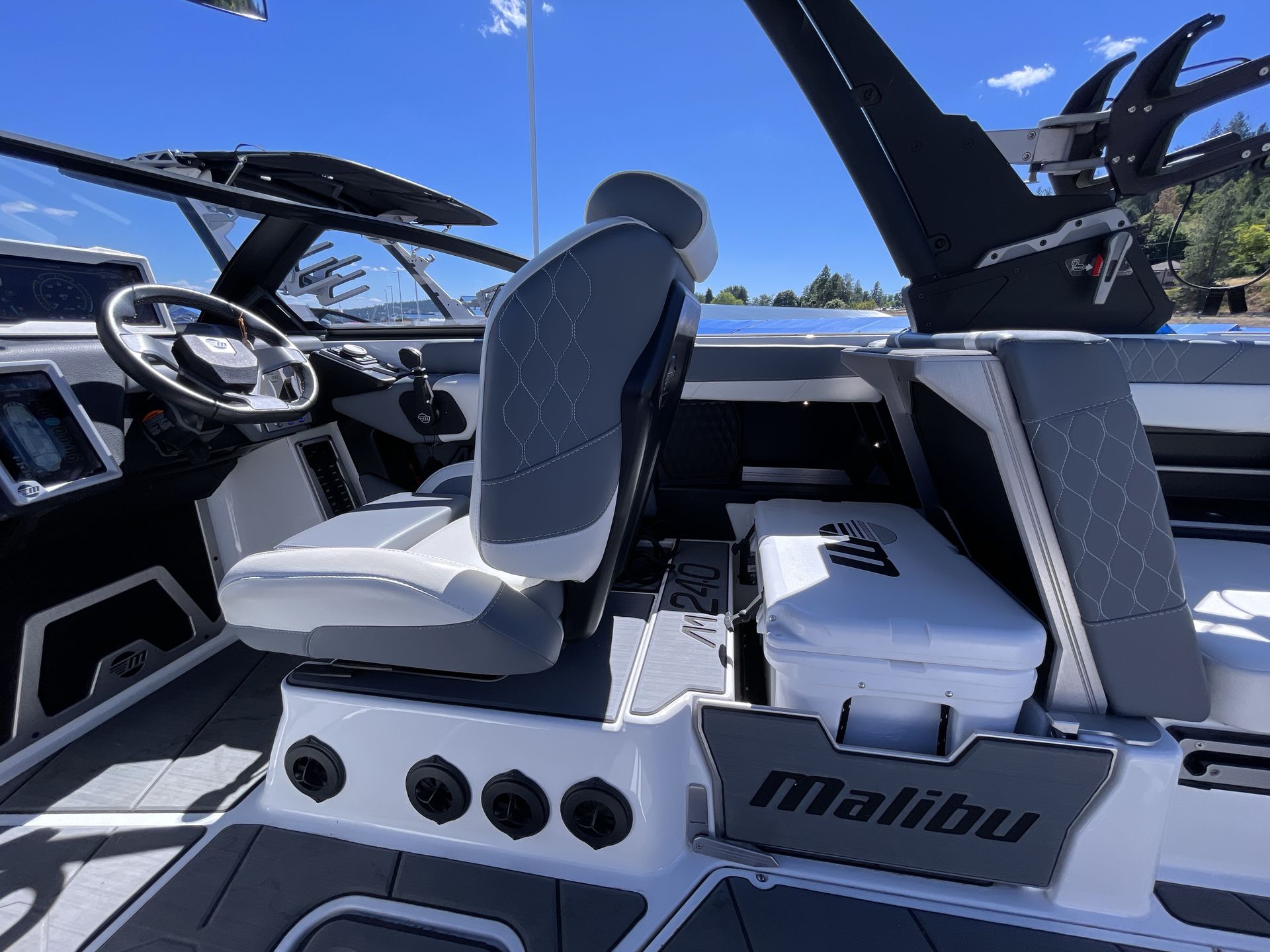2021 Malibu M240