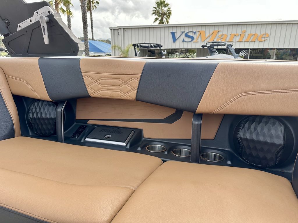 2022 Malibu Boats 25 LSV