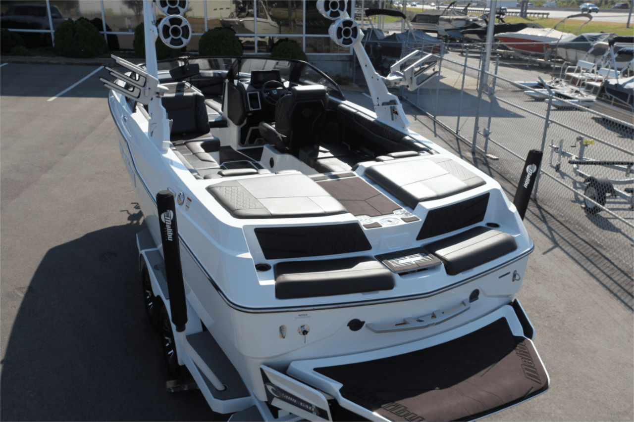 2021 Malibu M220