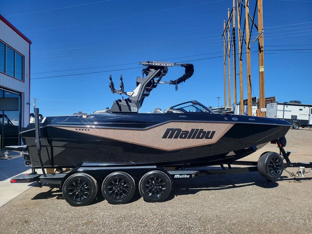 2025 Malibu Boats M230 Icon