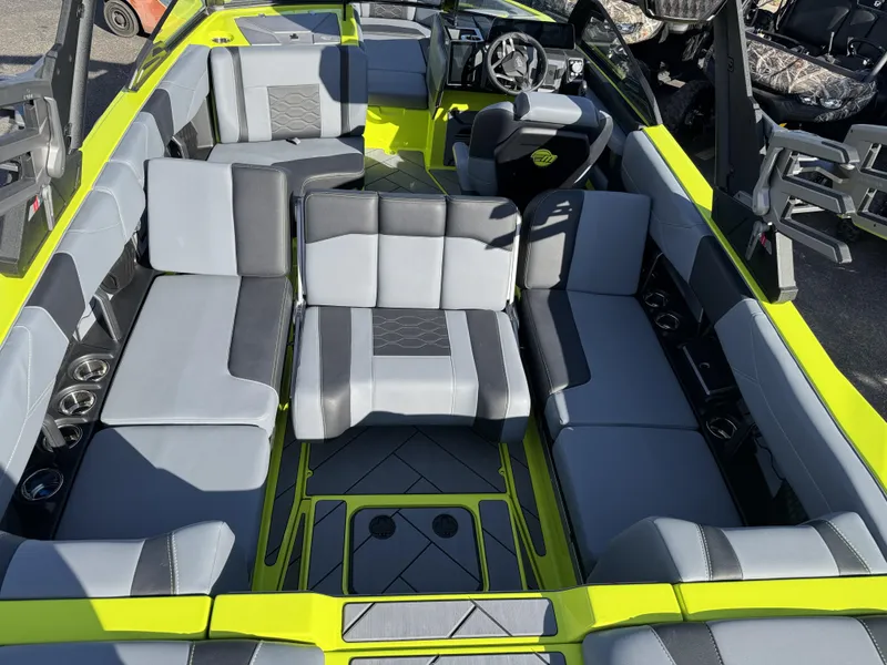 2025 Malibu 23 LSV