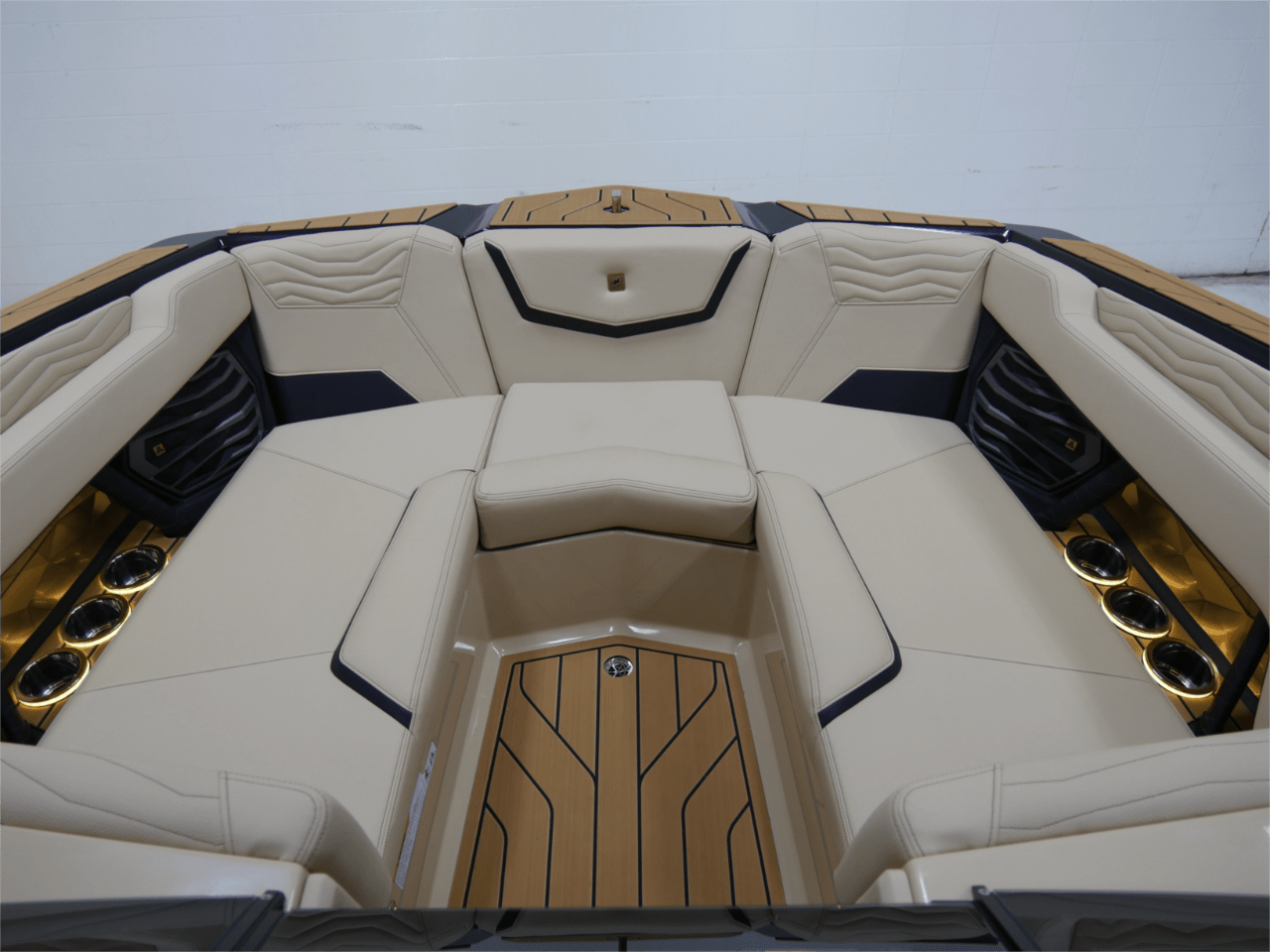 2025 Nautique G23 – Jet Black/Sahara Sand